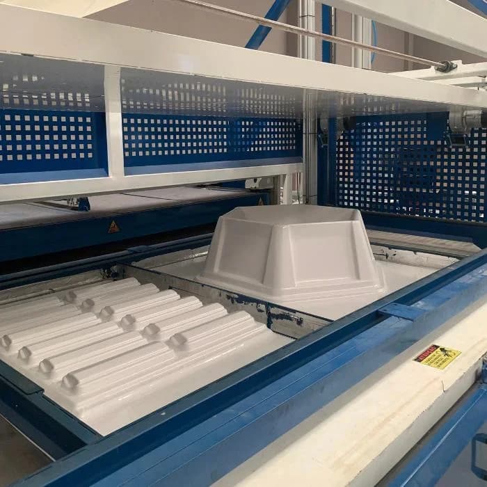 Plásticos termoformados vs. injeção: quando escolher a termoformagem?